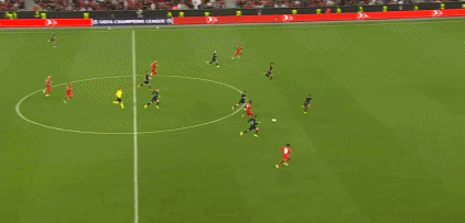 青训小将破门后被队友高高举起